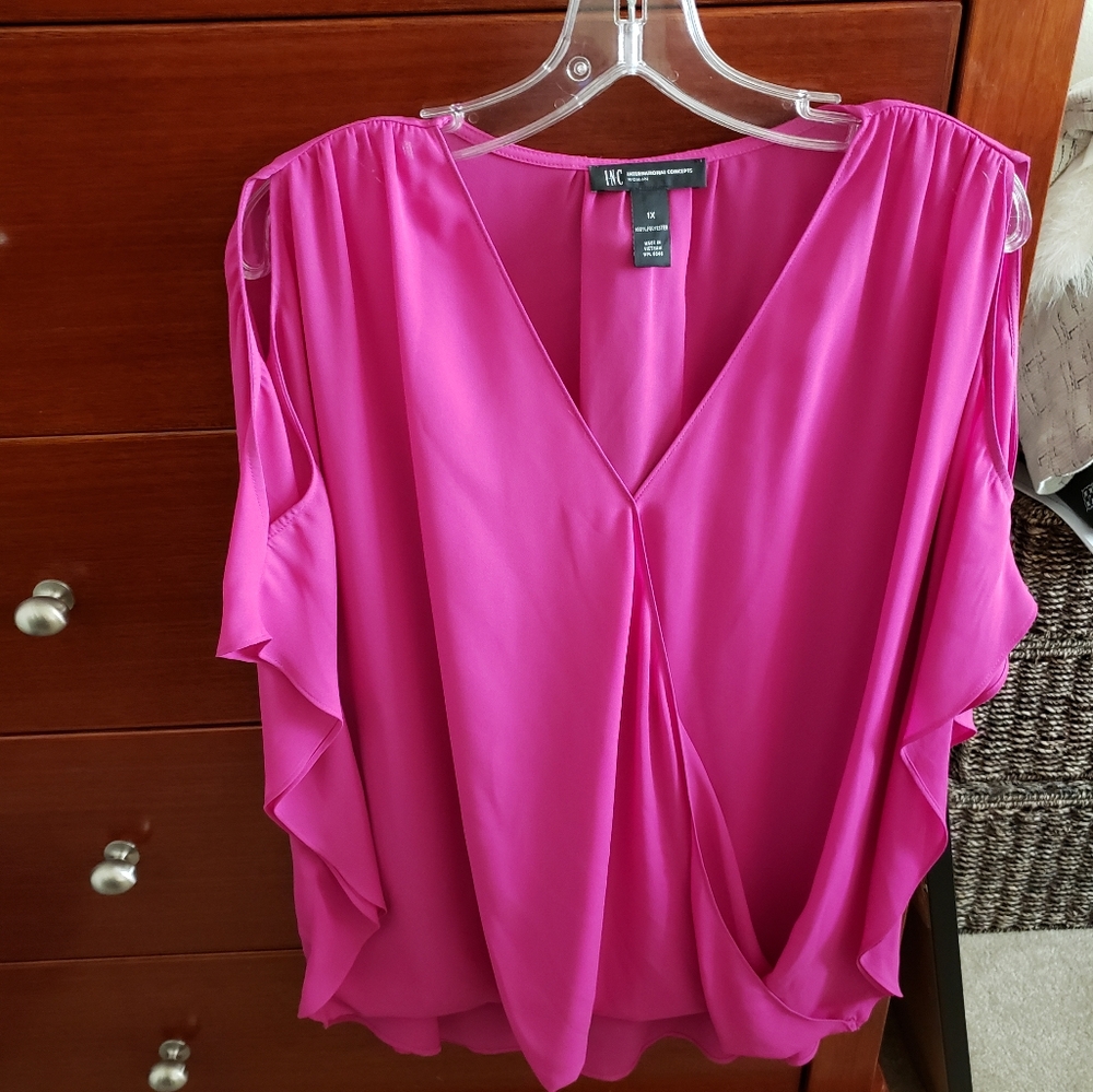 INC International Concepts short sleeve, cold shoulder blouse size 1x.
